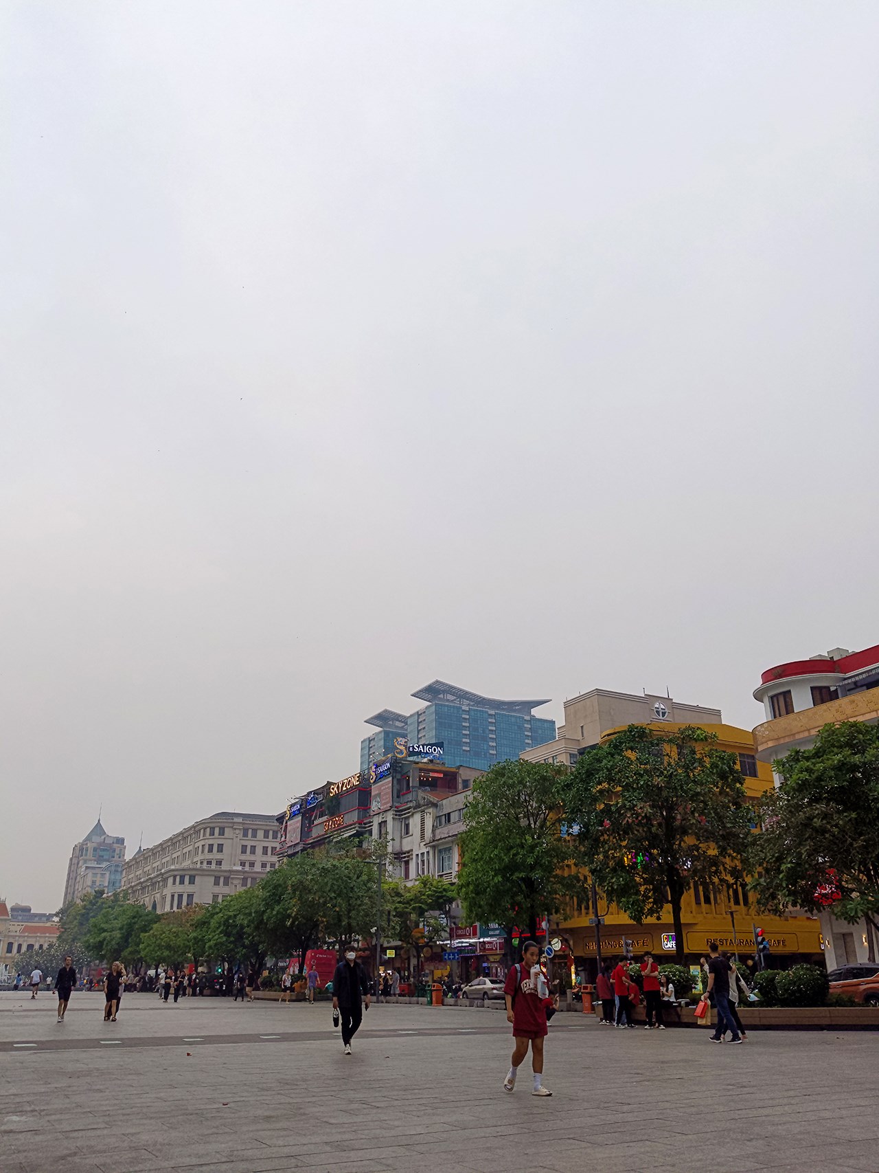Màu sắc mà OPPO Reno11 5G năm nay theo thiên hướng chân thật chứ không bị đẩy lên quá đà như trước.
