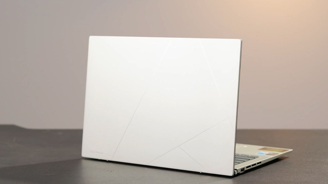 Mặt lưng với thiết kế tạo hình chữ A hiện đại của Asus Zenbook 14 OLED