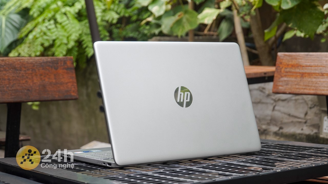 HP 15s fq5147TU có ngoại hình đơn giản, vốn là đặc trưng của laptop văn phòng đến từ HP.