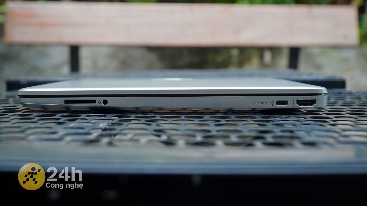 Cạnh phải của HP 15s fq5147TU có cổng HDMI, cổng Type-C, cổng tai nghe 3.5 mm và khe đọc thẻ nhớ SDXC