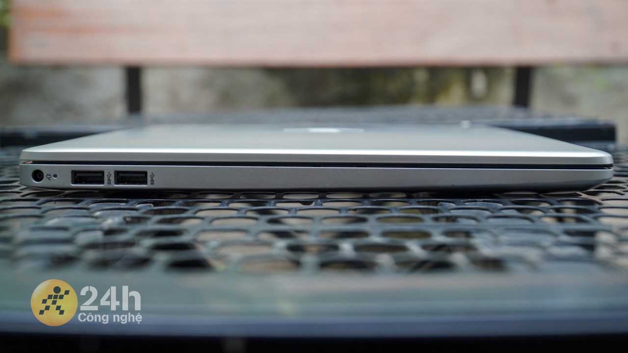 Cạnh trái của HP 15s fq5147TU với hai cổng USB-A và cổng sạc