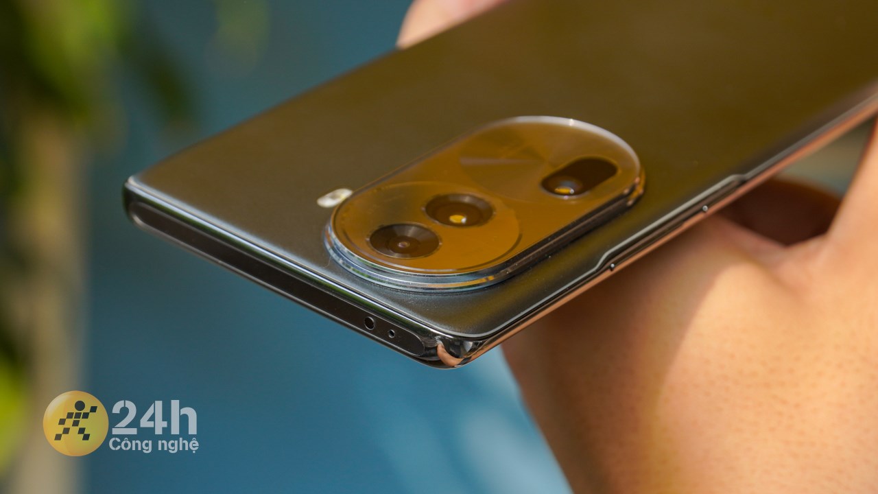 OPPO Reno11 Pro 5G có mức độ hoàn thiện tốt, không xuất hiện khe hở giữa phần khung viền và mặt trước/mặt sau.