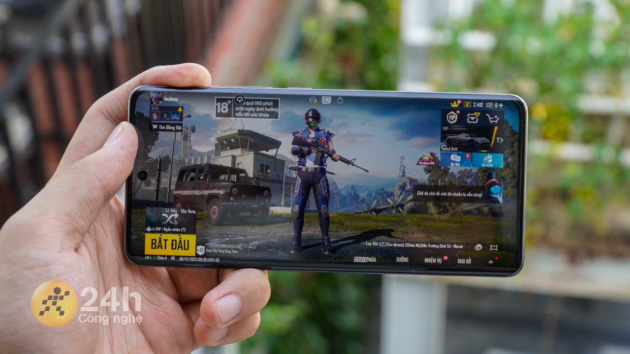 Khi mình chiến game trên OPPO Reno11 Pro, máy gặp hiện tượng nóng ở phần màn hình và xung quanh camera sau.