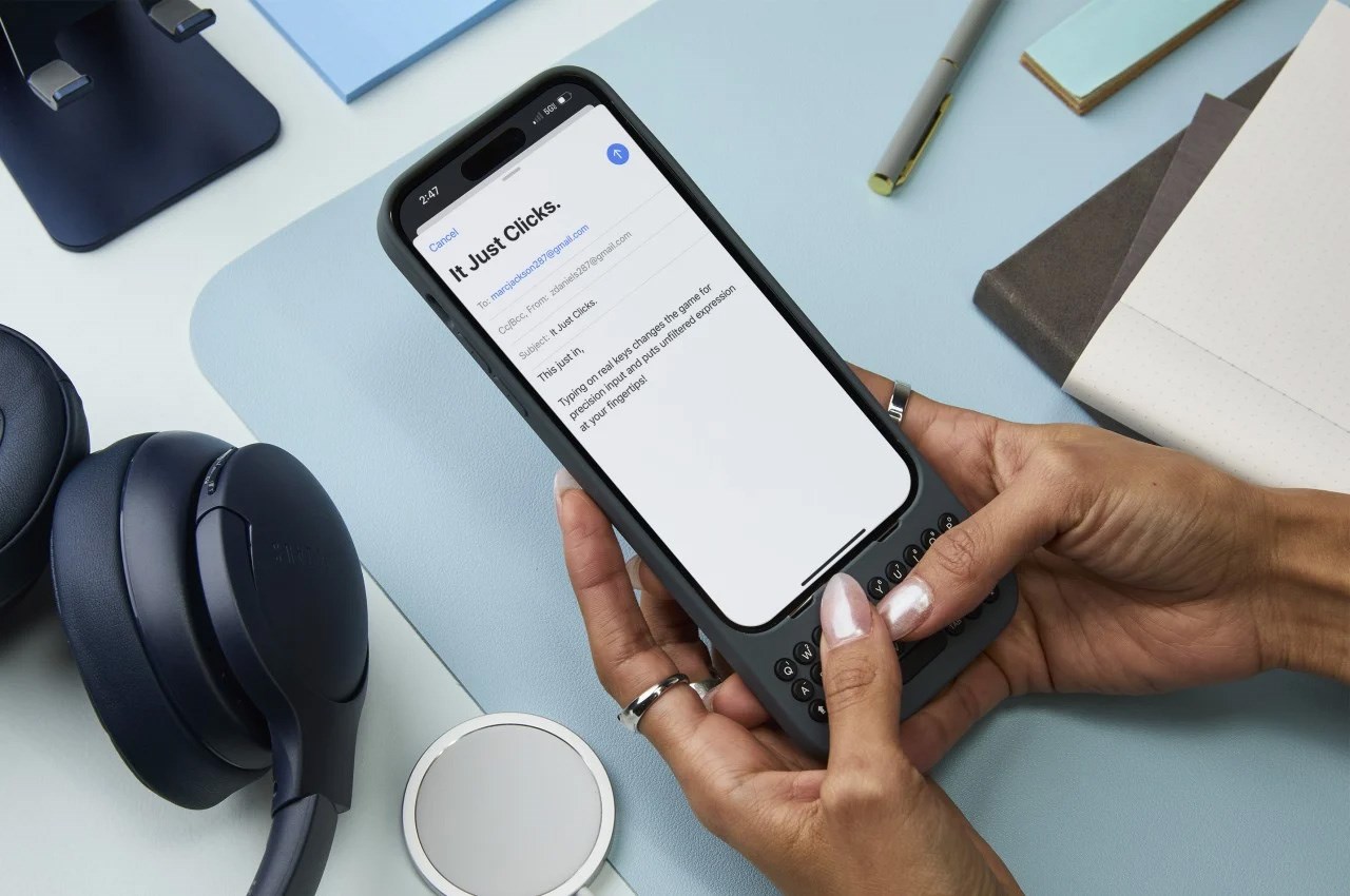 Người dùng chỉ cần trượt vào cổng kết nối Lightning hoặc USB C được đặt ở phía dưới ốp.