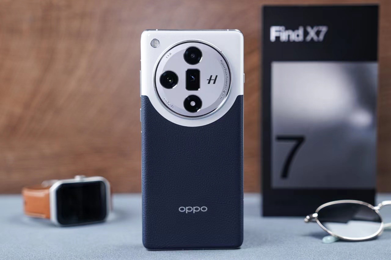 Các bạn có thể chọn OPPO Find X7 bản mặt lưng da để cho trải nghiệm cầm tốt hơn. Nguồn: Weibo.