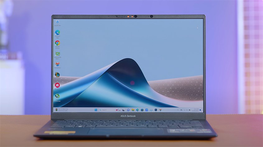 M&agrave;n h&igrave;nh OLED chuẩn sắc n&eacute;t v&agrave; nhỏ gọn với k&iacute;ch thước 14 inch dễ d&agrave;ng mang đi nhiều nơi