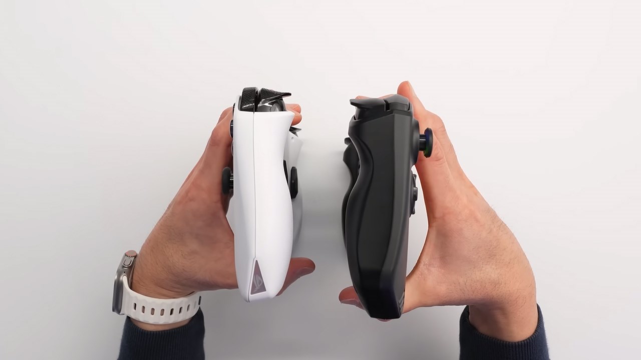 Phần tay cầm của MSI Claw A1M (phải) có phần 'mềm mại' hơn so với ROG Ally