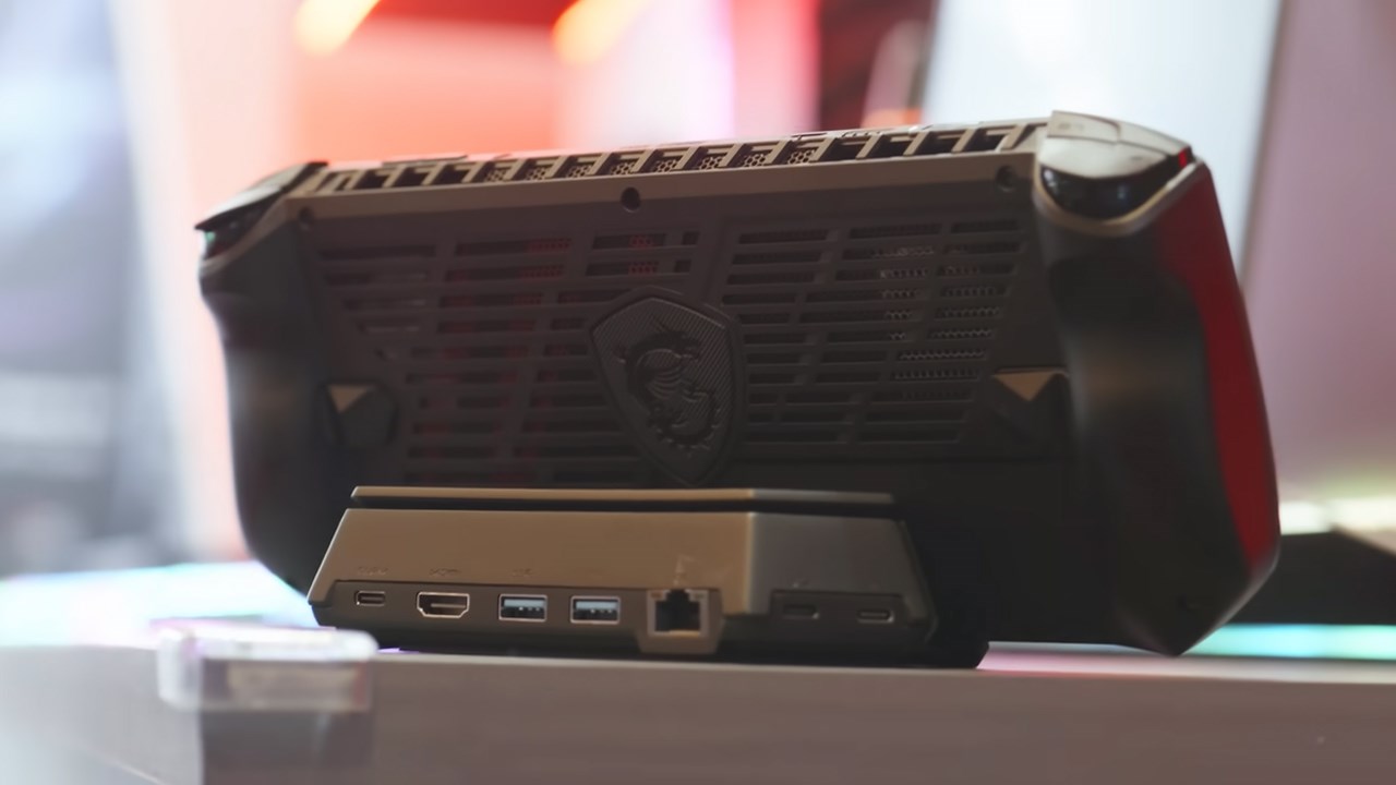 Mặt sau của MSI Claw A1M với khe tản nhiệt và cặp nút macro ở hai bên