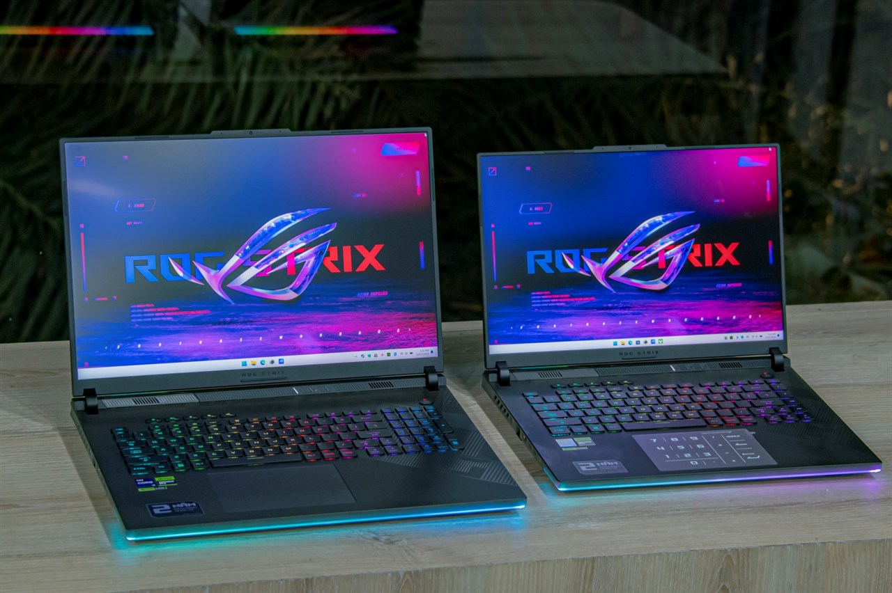 ASUS ROG Strix Scar 16 (phải)/18 (trái) được trang bị màn hình rất chất lượng.
