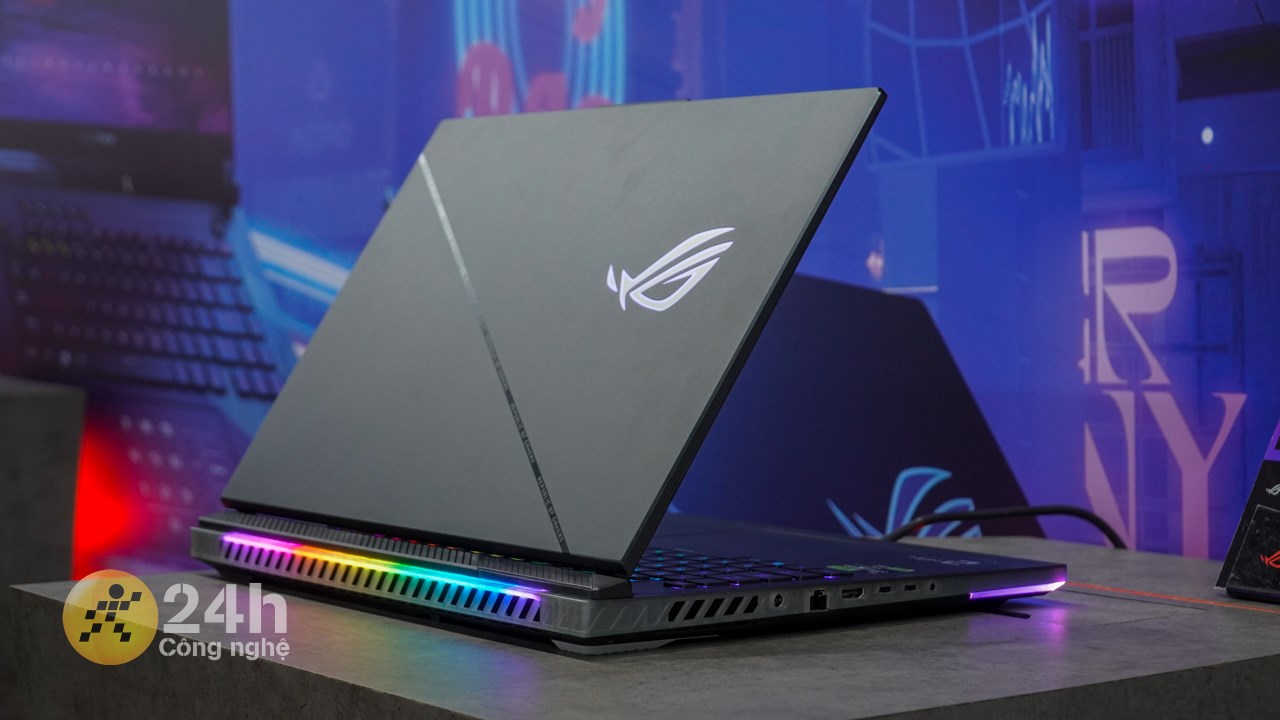 Khung trước và sau của ASUS ROG Strix Scar 16/18 2024 đều tỏa LED rất đều và đẹp.