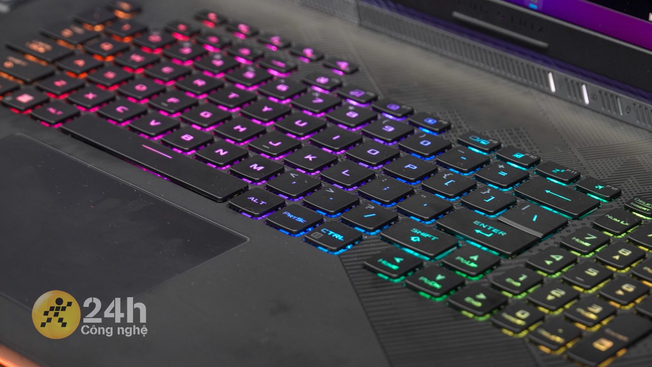 Hệ thống bàn phím của ASUS ROG Strix Scar 18/16 đều được trang bị đèn LED.