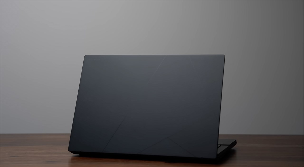ASUS Zenbook Duo 2024 có vẻ ngoài tương tự như những mẫu laptop ultrabook truyền thống. Nguồn: Matthew Moniz.