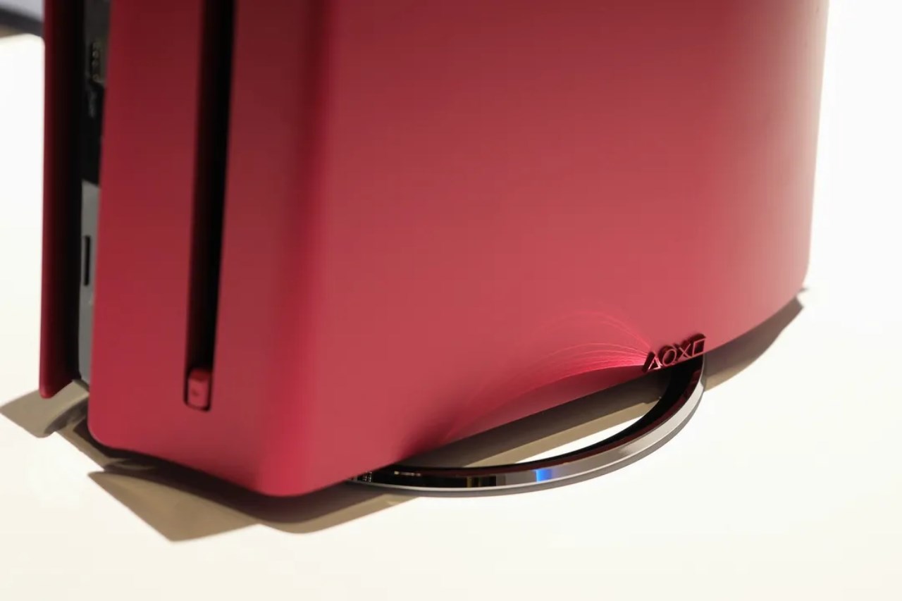 Cận cảnh phía ổ đĩa của PlayStation 5 Slim