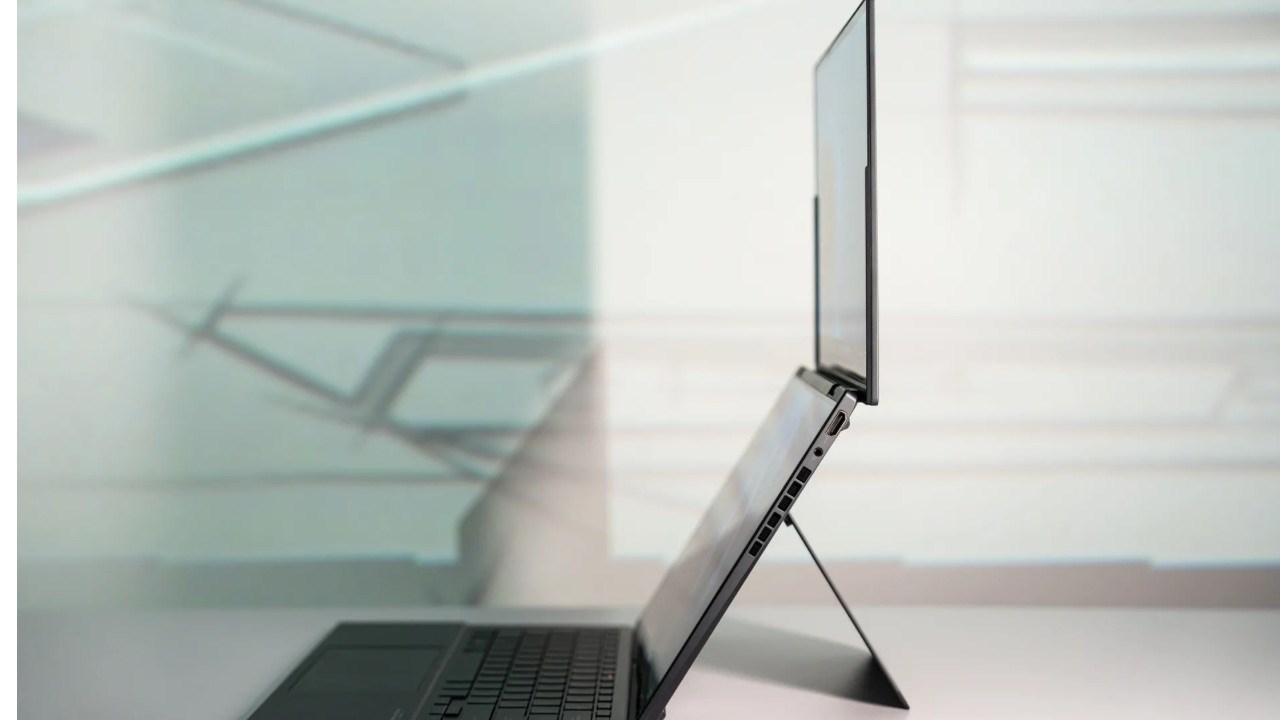 ASUS Zenbook Duo khi được đứng với góc nhìn cạnh bên