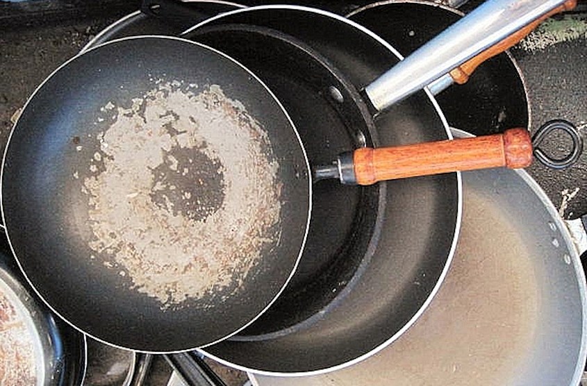 Thay mới chảo chống dính khi lớp chống dính bị bong tróc
