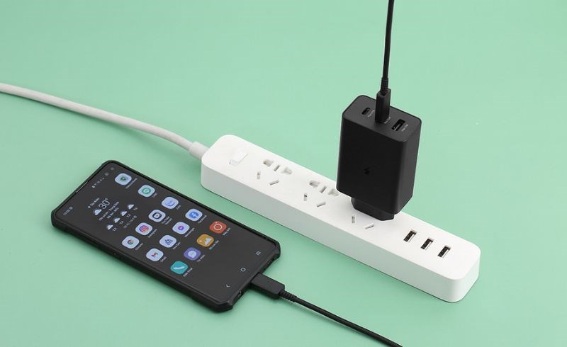Sạc nh&agrave; Samsung sở hữu một thiết kế ho&agrave;n thiện kết hợp m&agrave;u đen đầy tinh tế