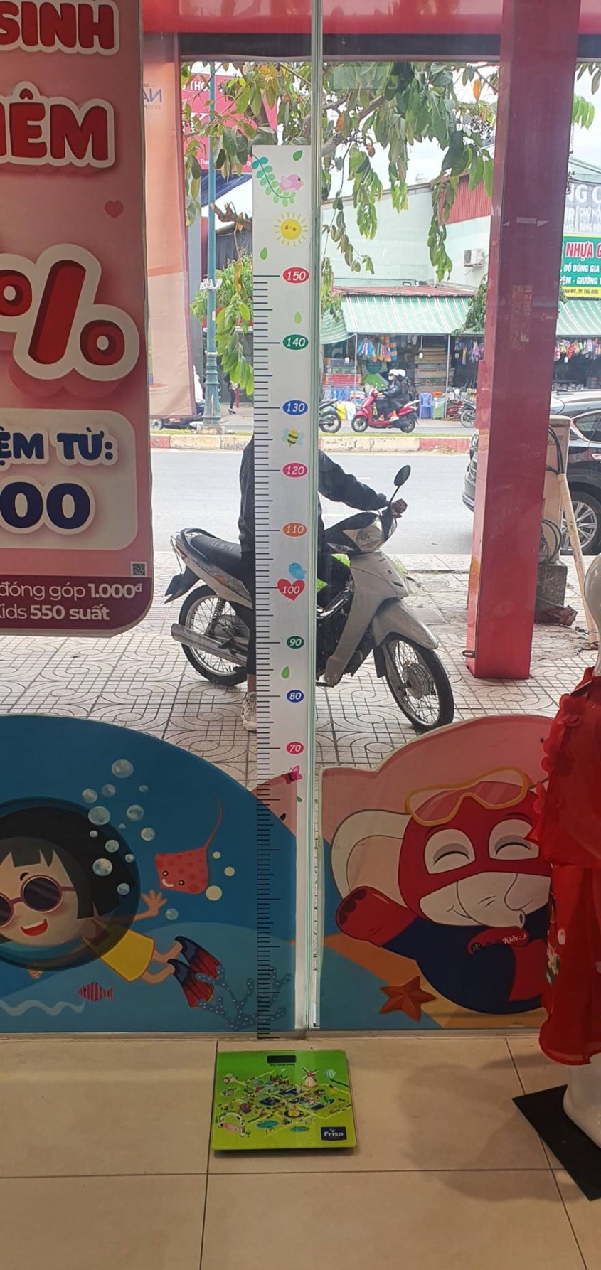 Đến AVAKids để được đo chiều cao và cân nặng cho bé miễn phí