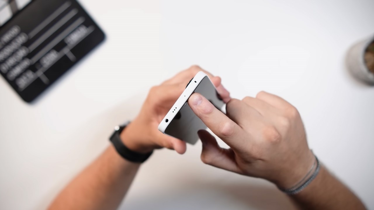 Cạnh trên của POCO X6 5G. Cạnh trên của POCO X6 5G.