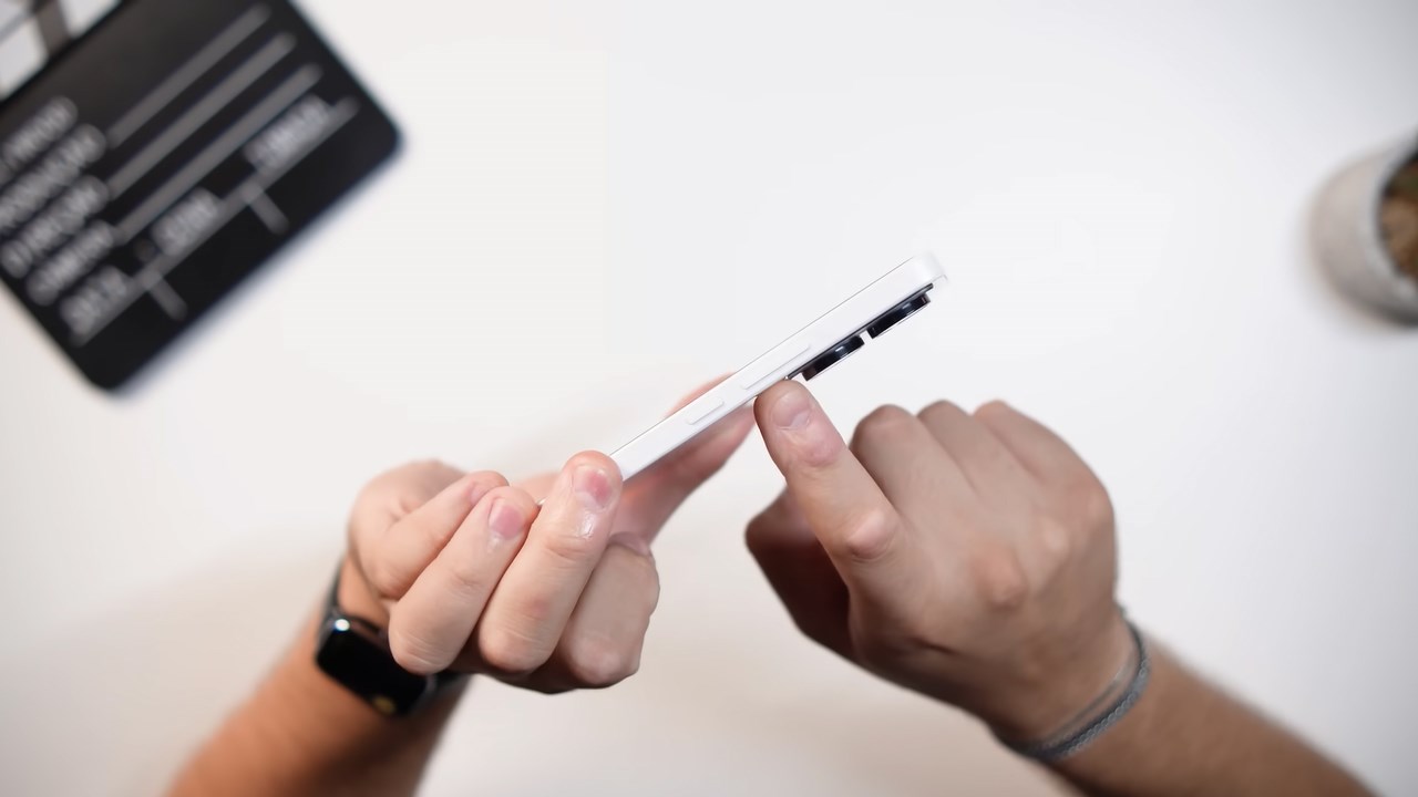 Cạnh phải của POCO X6 5G Cạnh phải của POCO X6 5G