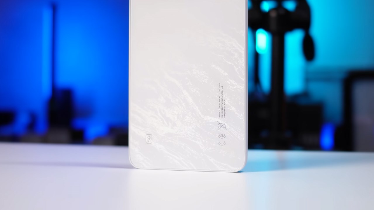 POCO X6 5G màu trắng có họa tiết vân đá rất đẹp mắt POCO X6 5G màu trắng có họa tiết vân đá rất đẹp mắt