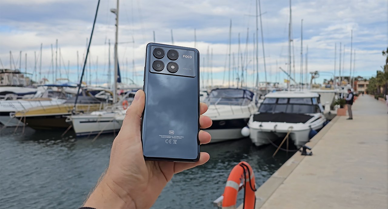 POCO X6 Pro 5G được thiết kế sang trọng từ mặt lưng bóng nhưng lại rất dễ bám mồ hôi và dấu vân tay. Nguồn: TechTablets.