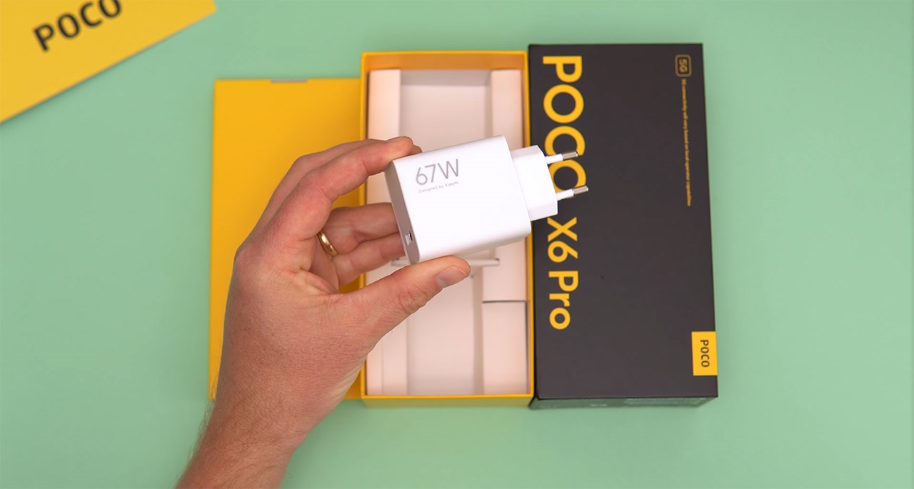 Bên trong hộp đựng POCO X6 Pro 5G chứa cục sạc nhanh 67 W. Nguồn: TechTablets.