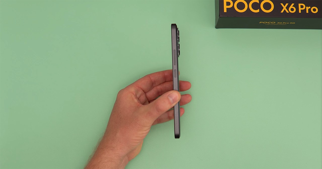 Cạnh phải POCO X5 Pro 5G chứa nút nguồn và cụm phím tăng giảm âm lượng. Nguồn: TechTablet.