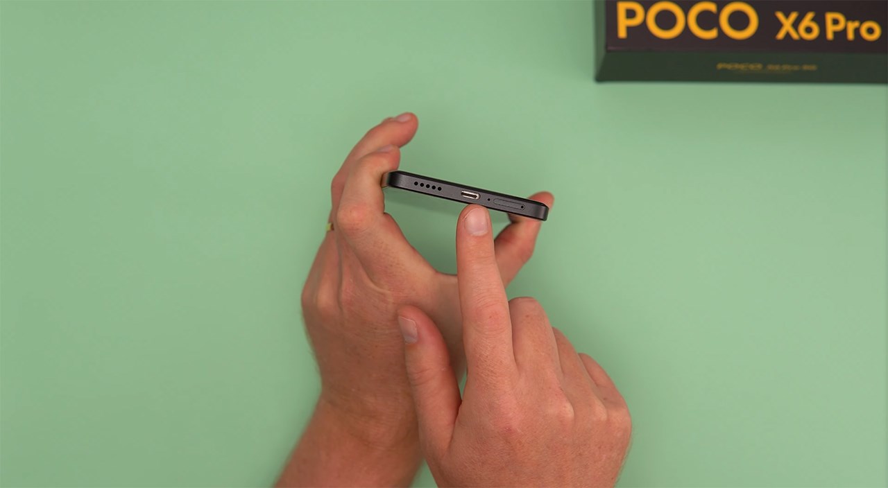 Cạnh đáy của máy chứa dải loa, mic, khe cắm SIM và cổng sạc USB-C. Nguồn: TechTablets.