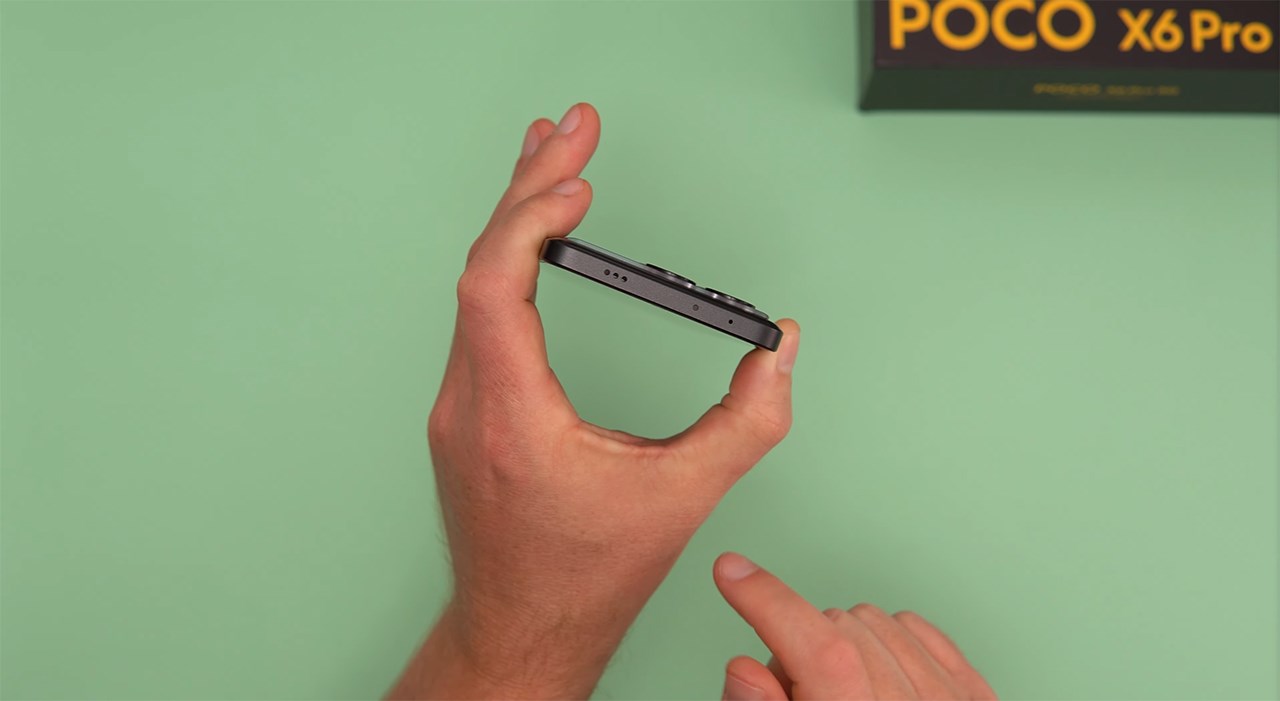 Cạnh trên chứa mic và cảm biên IR quen thuộc. Nguồn: TechTablets.