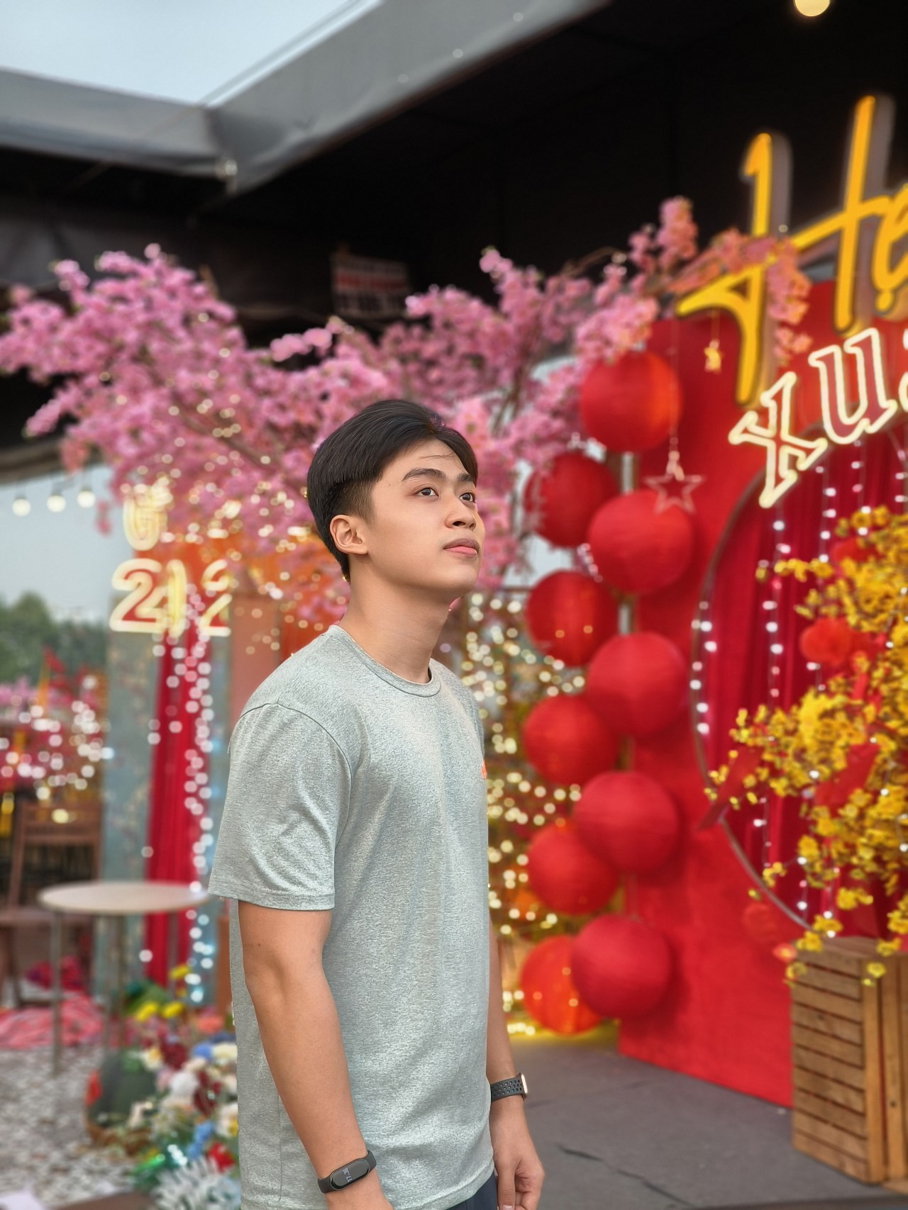 Ảnh chụp chân dung xóa phông mức 2x trong điều kiện thiếu sáng từ camera Reno11 Pro 5G. Ảnh chụp chân dung xóa phông mức 2x trong điều kiện thiếu sáng từ camera Reno11 Pro 5G.