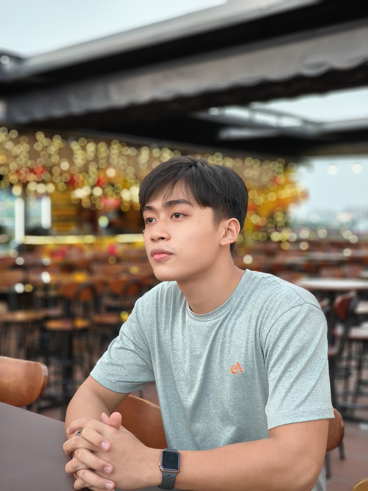 Ảnh chụp chân dung xóa phông mức 2x trong điều kiện thiếu sáng từ camera Reno11 Pro 5G. Ảnh chụp chân dung xóa phông mức 2x trong điều kiện thiếu sáng từ camera Reno11 Pro 5G.