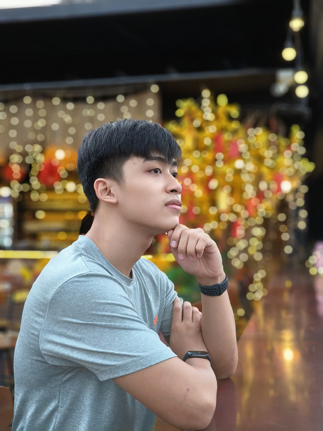 Ảnh chụp chân dung xóa phông mức 2x trong điều kiện thiếu sáng từ camera Reno11 Pro 5G. Ảnh chụp chân dung xóa phông mức 2x trong điều kiện thiếu sáng từ camera Reno11 Pro 5G.