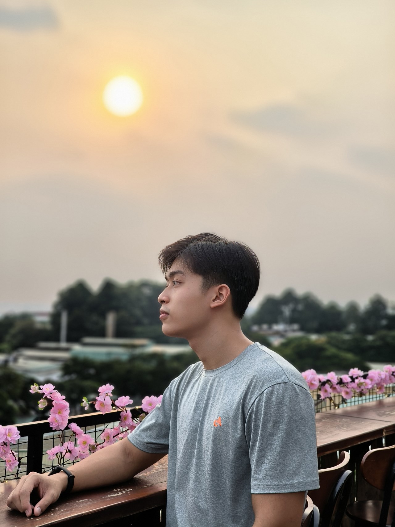 Ảnh chụp chân dung xóa phông mức 2x trong điều kiện ngược sáng từ camera OPPO Reno11 Pro 5G. Ảnh chụp chân dung xóa phông mức 2x trong điều kiện ngược sáng từ camera OPPO Reno11 Pro 5G.