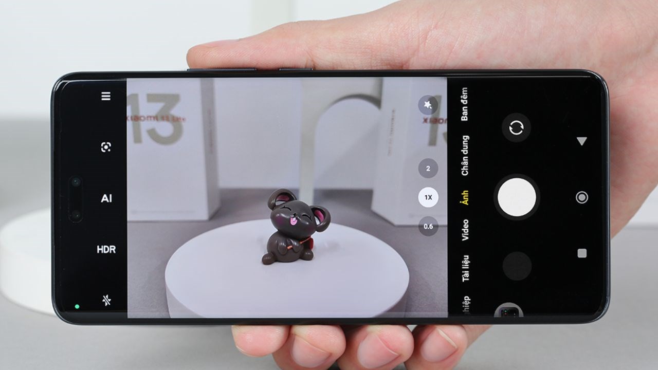 Điện thoại chuyên livestream nhưng mỏng nhẹ, dễ mang đi công tác, giá chỉ từ 8.49 triệu