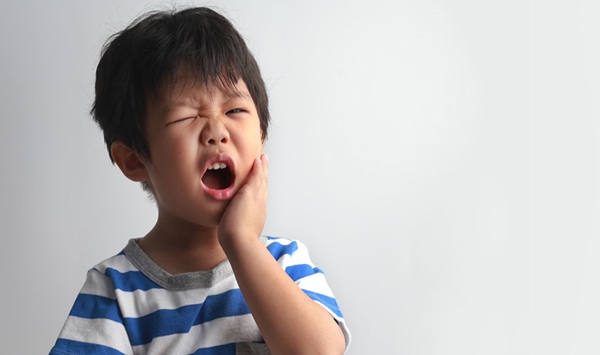 Răng bé thường xuyên bị ê buốt hoặc đau