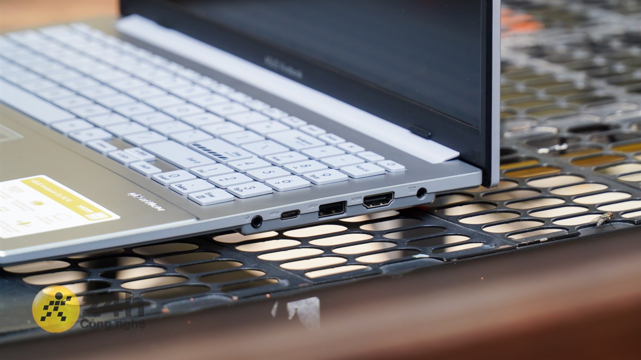 Cạnh phải của ASUS Vivobook Go 15. Cạnh phải của ASUS Vivobook Go 15.