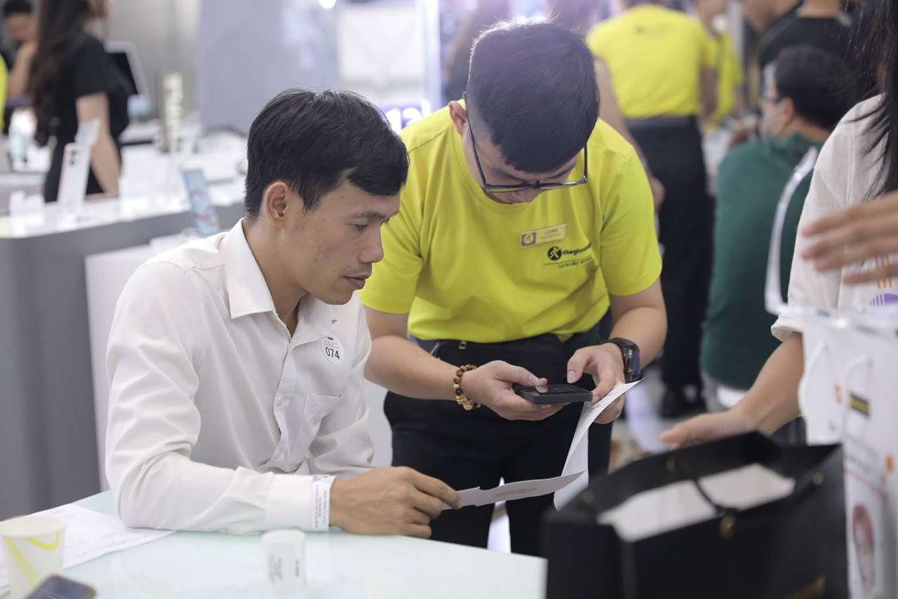 Ngày càng nhiều khách hàng đến với sự kiện để mang về cho mình những sản phẩm đầu tiên