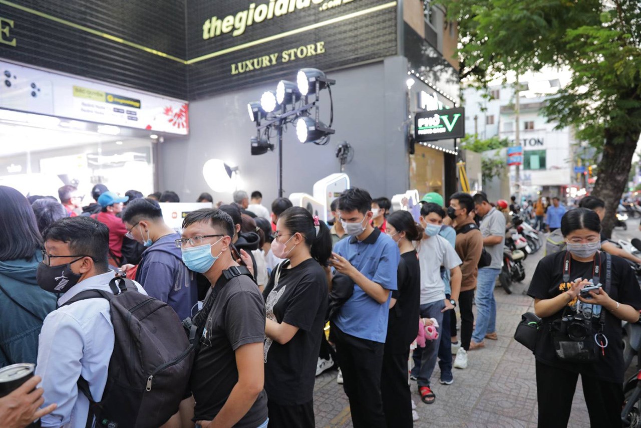 Không khí sôi động đang diễn ra tại cửa hàng Luxury Store Lê Văn Sĩ