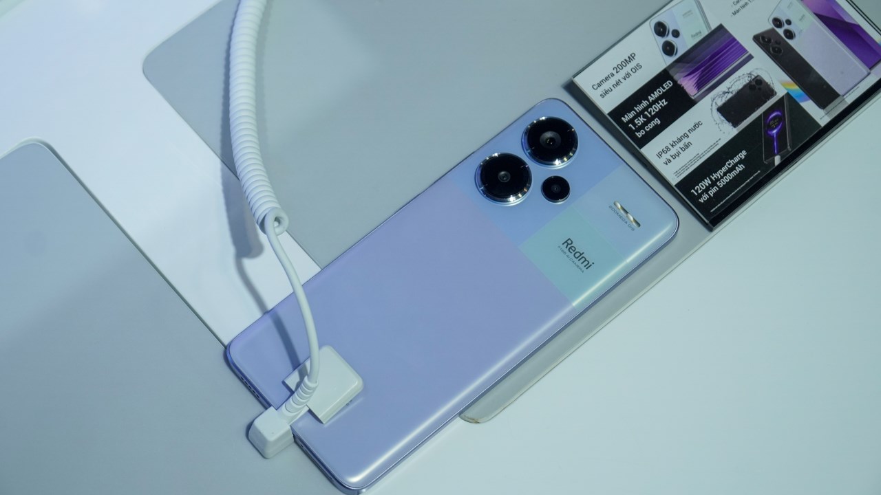 Redmi Note 13 Pro+ 5G bản màu tím trẻ trung và bắt mắt khi được phối thêm nhiều màu ở camera.