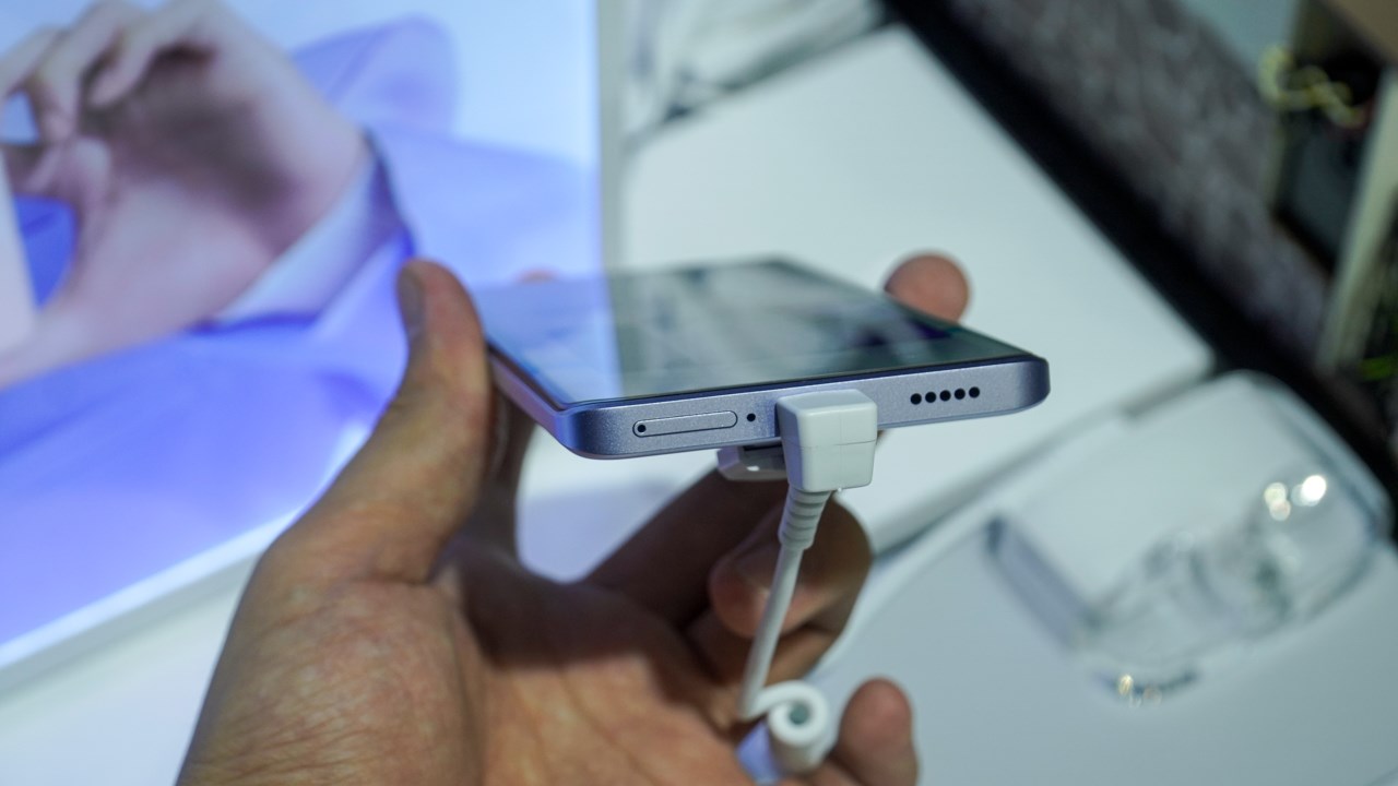 Cạnh đáy sản phẩm thì cổng nguồn USB-C, mic, dải loa, khe cắm SIM.