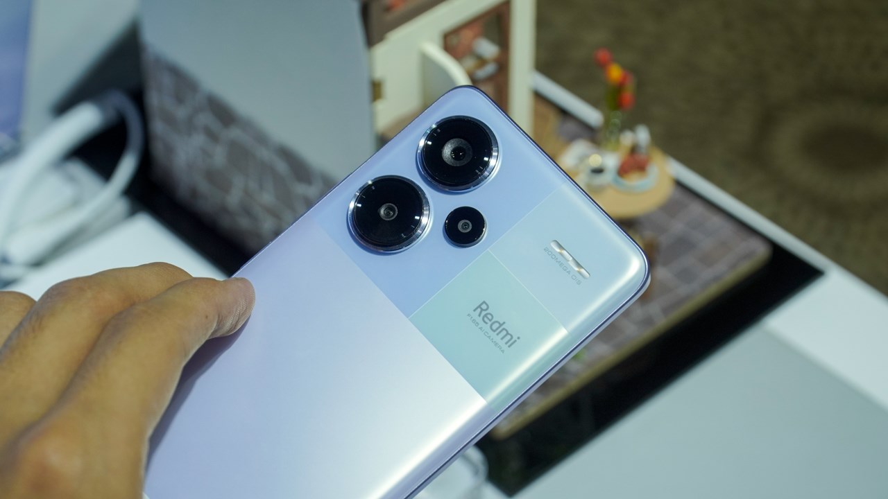 Cụm camera của Redmi Note 13 Pro+ 5G được thiết kế dạng lồi đẹp mắt.