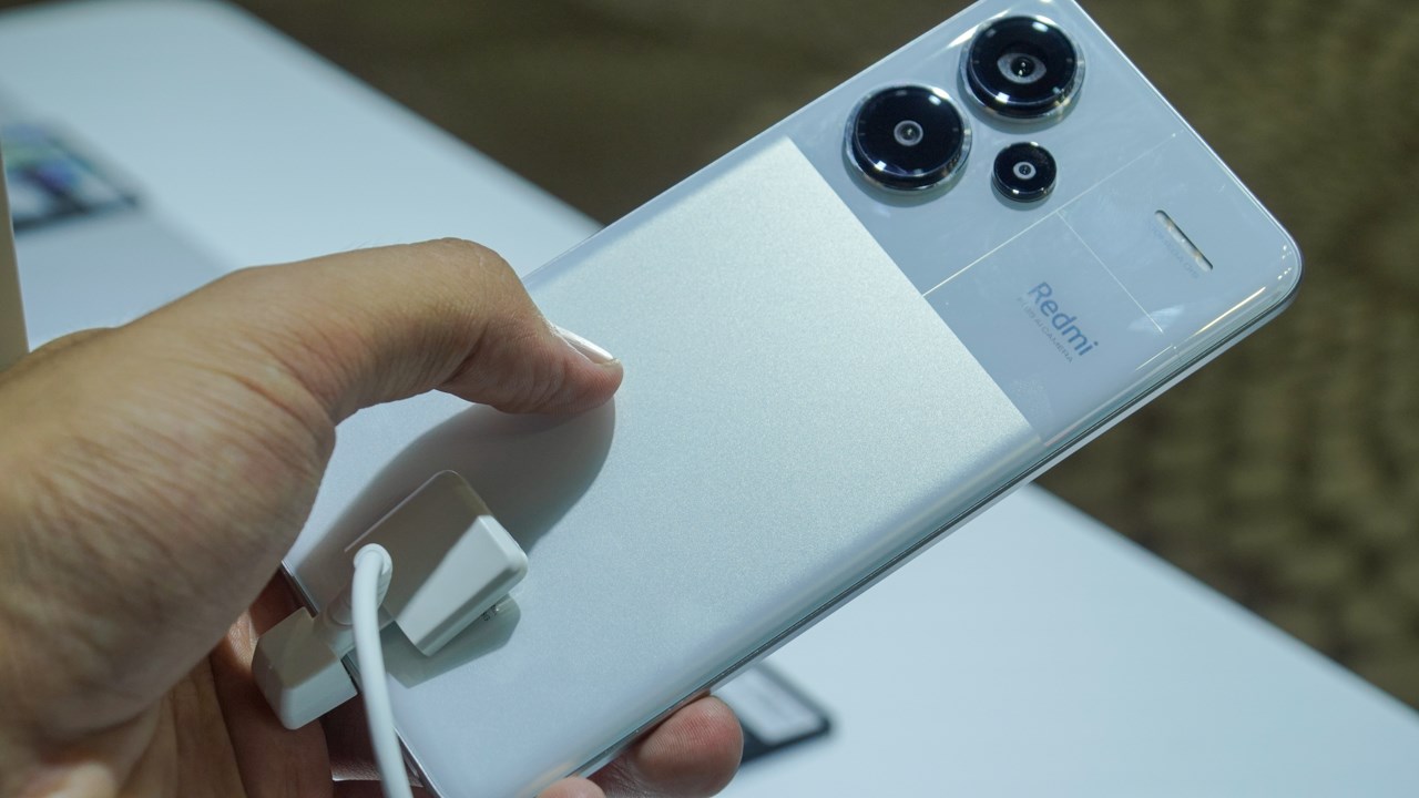 Redmi Note 13 Pro 5G+ bản màu trắng tinh tế.