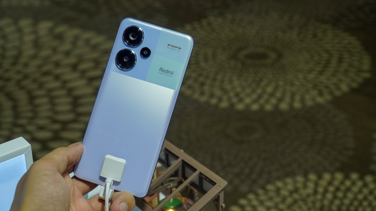 Redmi Note 13 Pro+ 5G sở hữu thiết kế mềm mại hơn so với những 