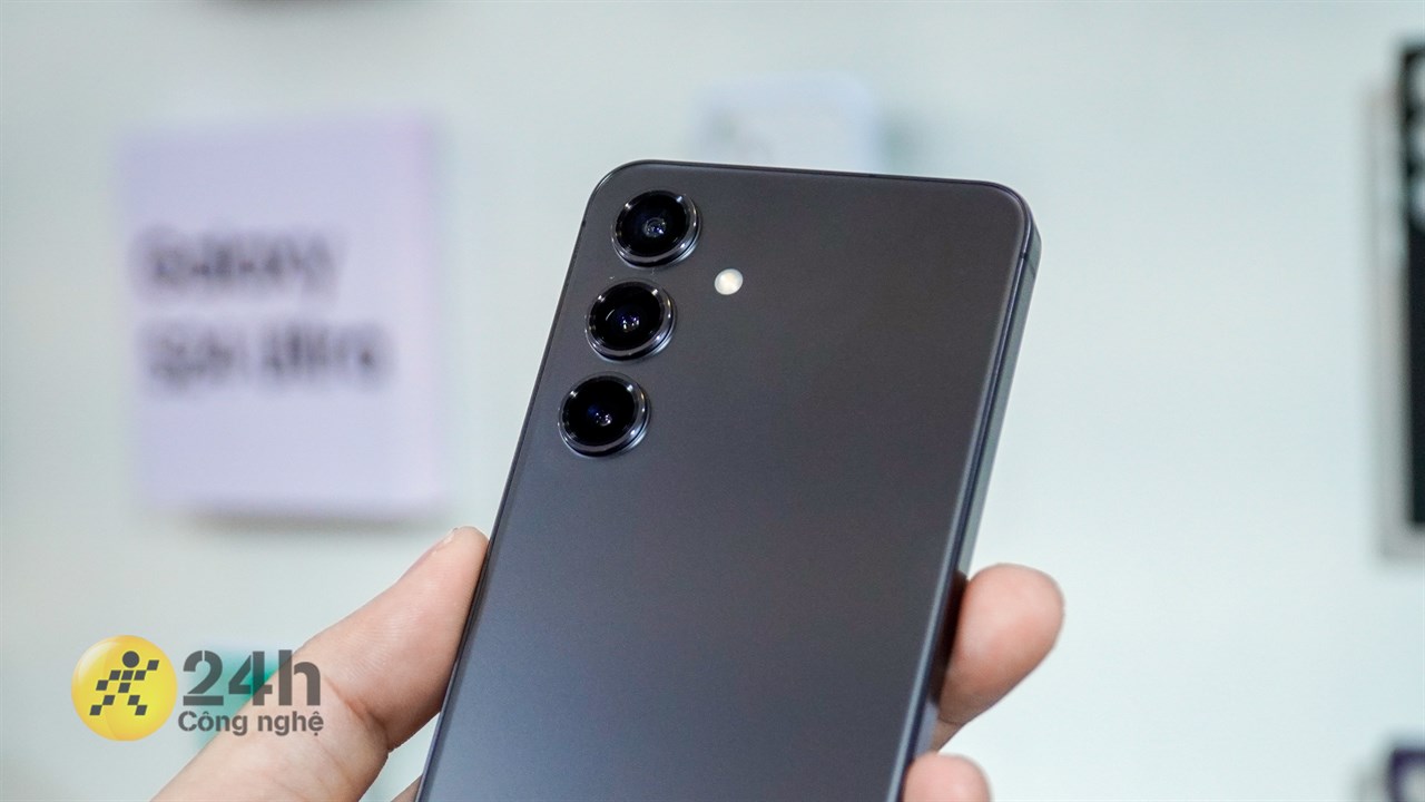 Cụm camera Galaxy S24 vẫn được thiết kế dạng lồi tương tự thế hệ trước.