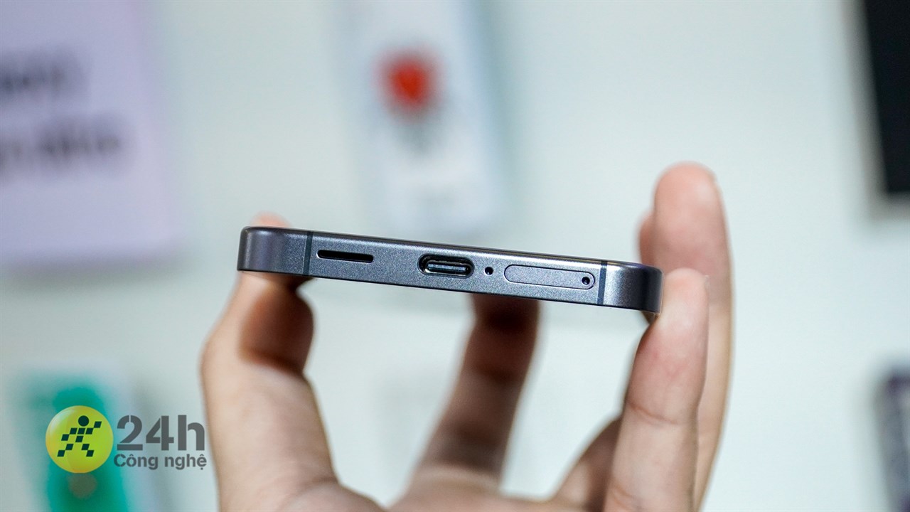 Cạnh đáy của máy chứa mic, dải loa, cổng sạc USB-C và khe cắm SIM.