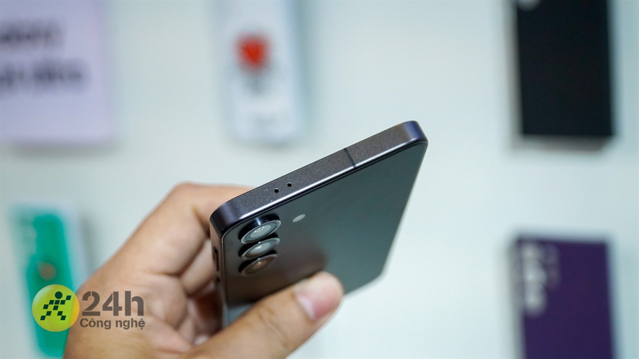 Cạnh trên Galaxy S24 chứa mic phụ.