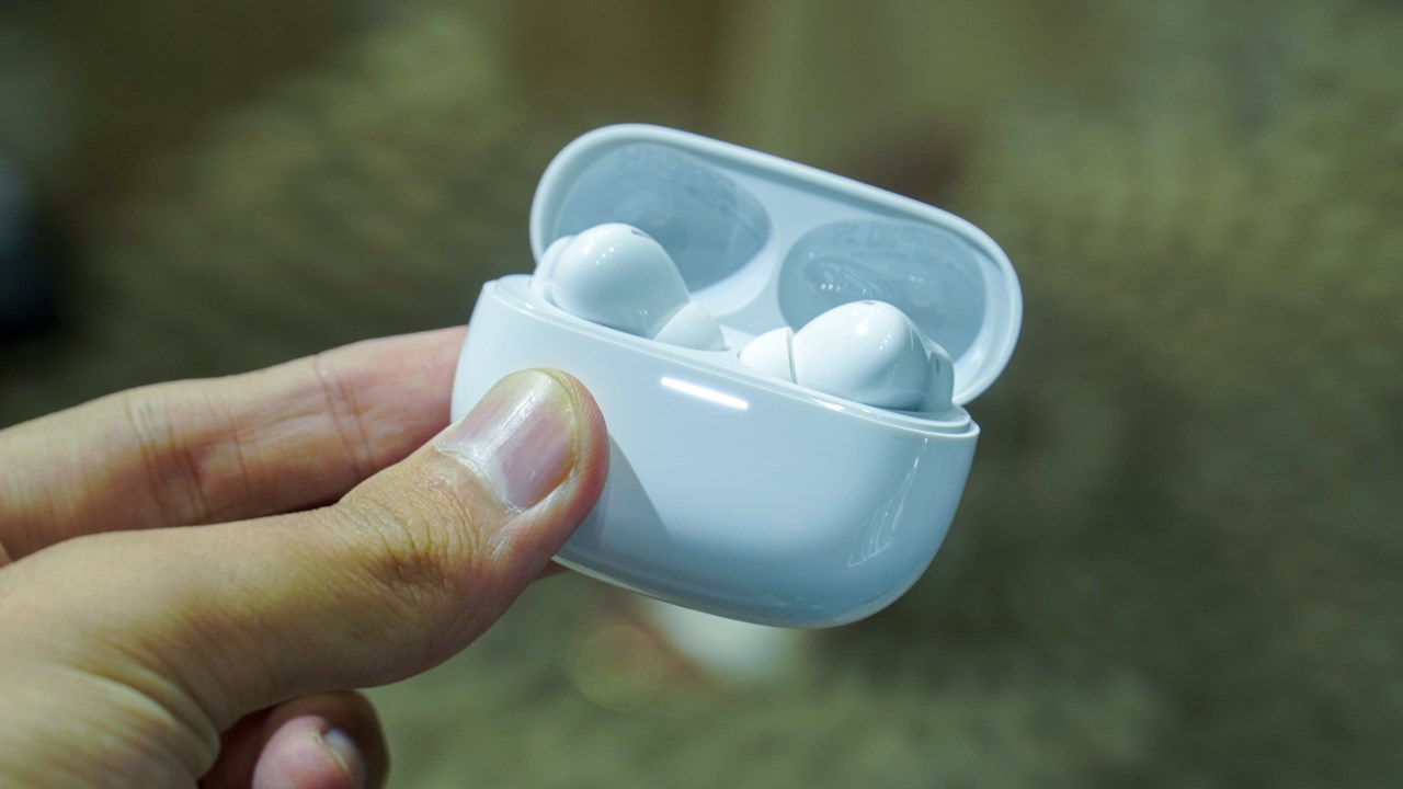 Hộp sạc của Redmi Buds 5 Pro có dạng kén trứng và nắp được đặt theo chiều ngang