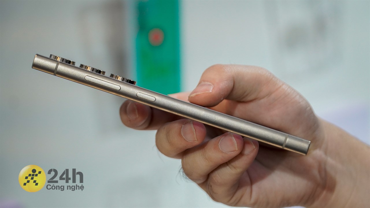 Cạnh phải của máy chứa nút nguồn và cụm phím tăng giảm âm lượng.