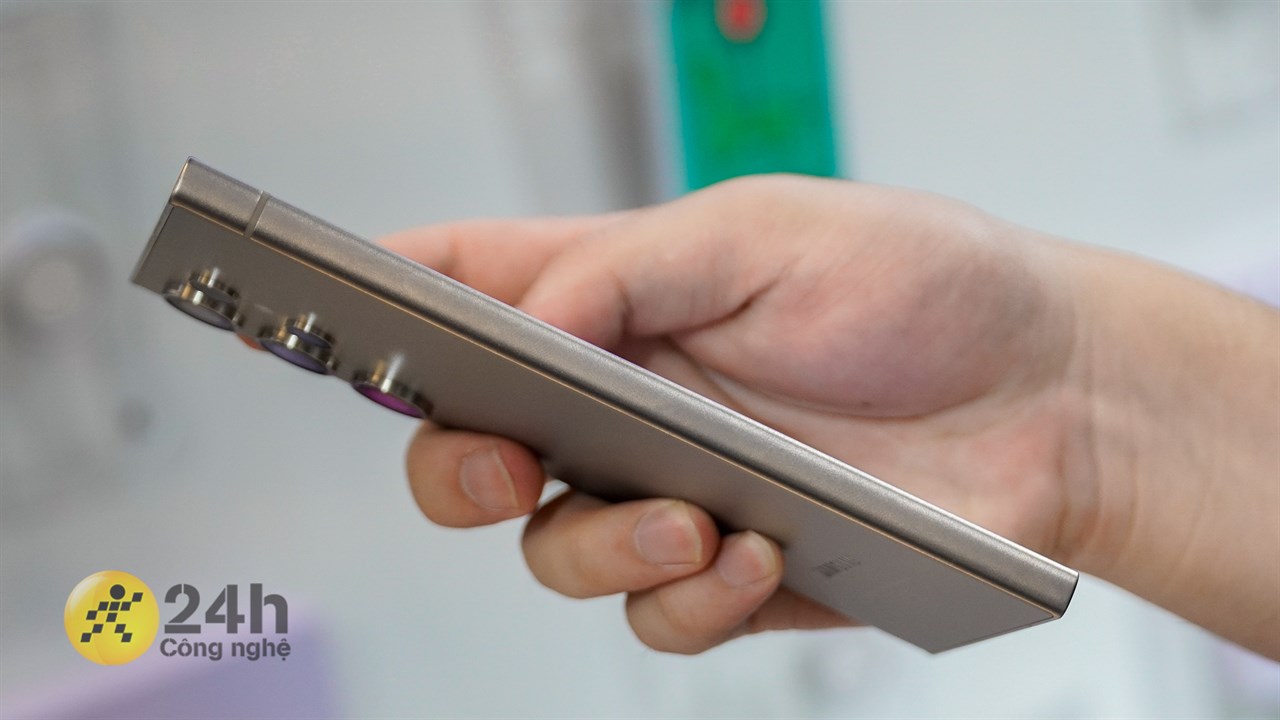 Cạnh trái của Galaxy S24 Ultra không chứa gì cả.