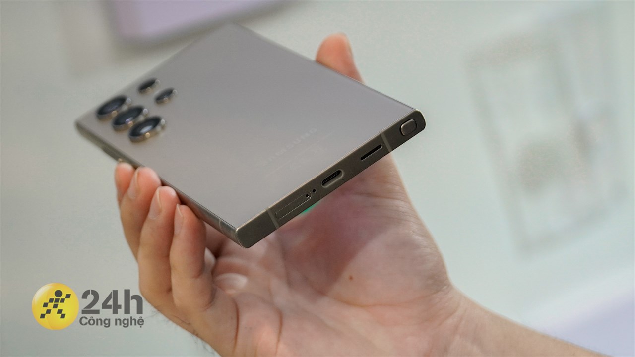 Cạnh đáy của máy chứa mic, dải loa, khe cắm SIM, cổng cắm bút S Pen và cổng sạc USB-C.